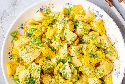Топла салата с царевица и картофи