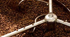 Зелените зърна на кафето се пекат до постигане на желания вкус