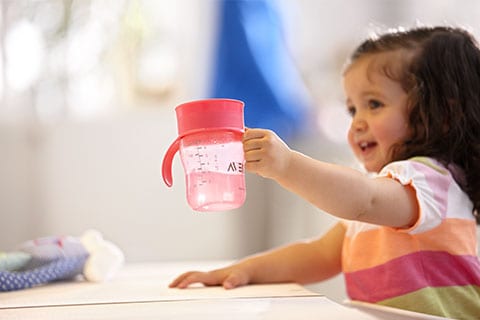 Без проблеми: защо научаването на вашето бебе да пие от чаша за отпиване е по-лесно, отколкото си мислите