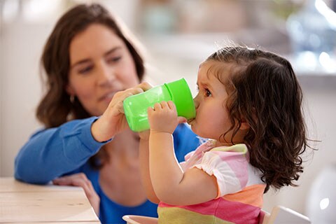 Перфектната комбинация: открийте най-подходящата чаша за отпиване, за да помогнете на развитието на вашето бебе