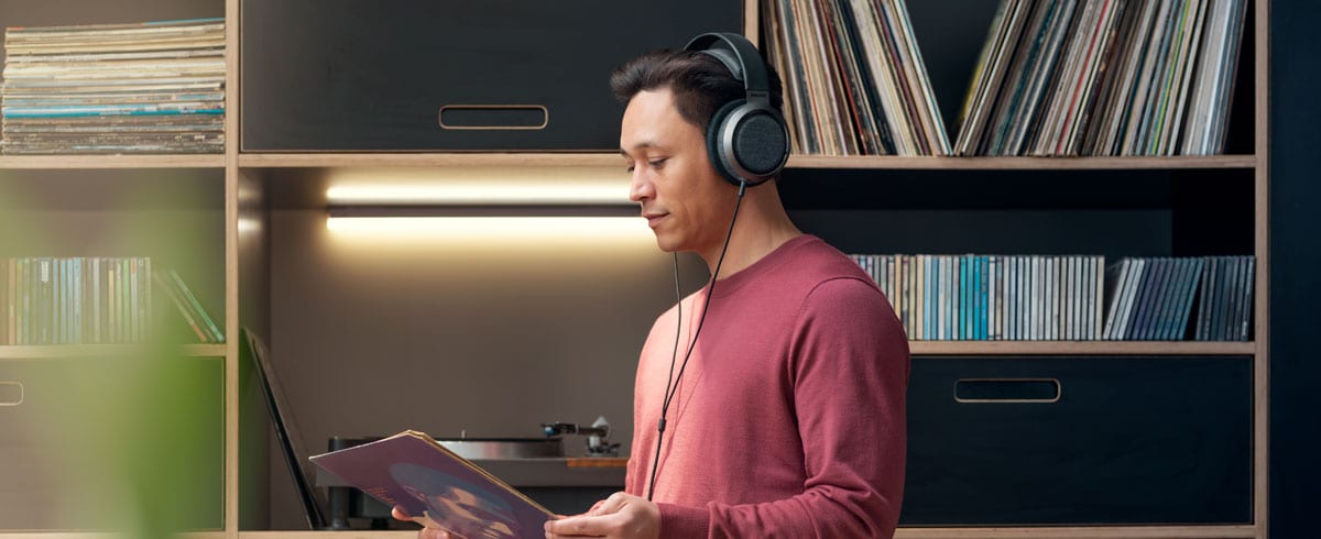 Човек, който слуша музика със слушалки Philips X3