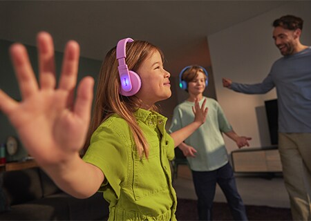 Деца се наслаждават на музика, използвайки слушалки с наушници Philips