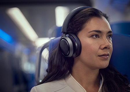 Жена, която се наслаждава на Noise Canceling Pro+ със слушалки Philips L4