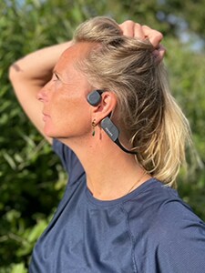 Жена, носеща Bluetooth слушалки Philips с костна проводимост