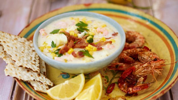 Smoked-fish chowder with spicy grilled prawns | Philips Chef Recipes