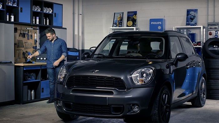 Как да смените крушки за предни фарове за вашия Mini Cooper Countryman