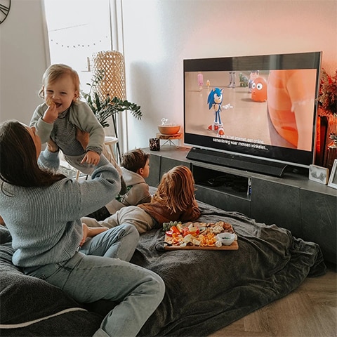Семейно гледане на телевизор с Ambilight